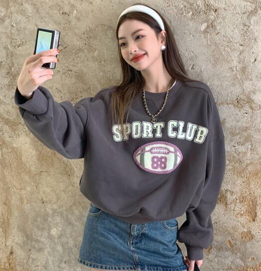 ♪2色展開♪2023年新品登場刺繍 ロゴ プリント トレーナースウェットゆったり長袖レディースシンプルストリートガールズグレーレッド数字韓国おしゃれ可愛い奇抜派手個性的ダンス衣装ヒップホップHIPHO