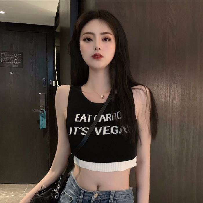 タンクトップ レディース ニット ノースリーブ 夏 ショート丈 ロゴ入り クルーネック へそ出し トップス 大人 女子 かわいい おしゃれ カジュアルコーデ 肌見せ キュート ガーリータンクトップ レ